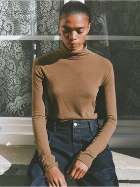 OZMA Marianne Turtleneck in Coffee